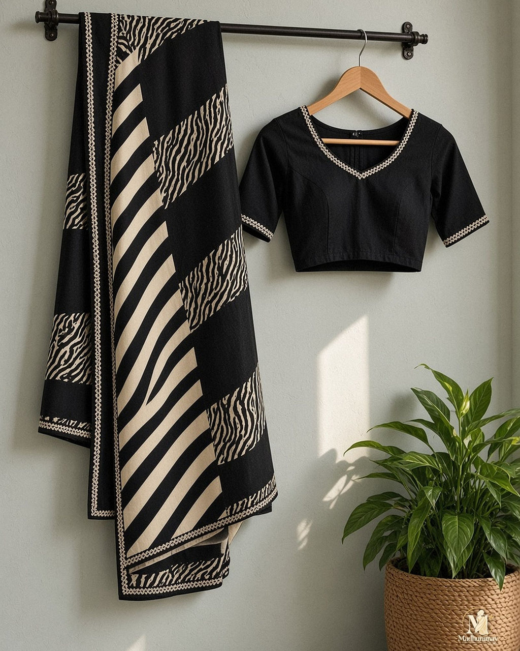 Black & Cream Zebra Print Evening Party Saree - image 2
